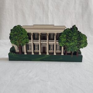 Shelia's The Hermitage Flat Wooden House